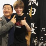 Yu Shirota Instagram - お客様シリーズ⑨ チーム”エリザベート” 芳雄トート様＆育ルキーニさん! 偶然?にも同じ回を観に来てくれました!! 実は、芳雄くんとはまだミュージカルでは1度も”共演”出来たことないのです。一緒にやりたいなぁ「本当にすっごく面白かった!!」とミュージカル界のプリンスからお墨付きをいただきました☺︎ 余談ですが、この日は堂本光一さんも一緒に観劇して下さいました! 小学生の頃から「Kinki kids」の大ファンのわたくしは、それはもう感謝感激でした!! . 育は「羨ましい」というフレーズを含んだ感想をくれました。自分の中では、同じ役者からもらう最高の褒め言葉です。そして、7/3に発売する育のニューアルバム「MIRROR BALL’19!!」あの名曲をデュエットさせてもらってます!!こちらも聴いてねー!! . 成河ルキーニ!! めちゃくちゃ深い所まで潜って観てくれて、感想もいかにも演劇を心から愛している成河くんらしい、完全に的を射た、恐らくアメリカ人じゃないと感じないような所をしっかりと汲み取っていて、流石の一言。ダイアンもビックリすると思う。そして大絶賛してくれて、めちゃんこ嬉しかった☺︎ . 瀬奈ザベート様!蘭ザベート様！夜クマさん!えりちゃん！ 瀬名さんとは2010年の”エリザベート”で出来上がっているカンパニーの中、数少ない新参者として参加し、さまざまな感情を共有し合った仲。懐かしや、、瀬名さんおコムさんのお二人が、僕の初めてのエリザベート様。宝塚時代、いつもする側だった姫様抱っこ。初めてされる側になった時、とても照れていらしたのが印象的。笑 . 蘭ちゃん!15.16年のエリザを共に戦い抜いた大切な仲間。 毎度だけど、トートって化け物を作るためには、エリザベート様のお力が必要。時に正反対な、時に鏡合わせのような、いびつで繊細な関係性は、観れば観るほどハマっていくよね(誰目線やねん) . 偶然にも昼クマさん、えりちゃんは”ブロードウェイと銃弾”もご一緒でした!そこでもしっかり絡みがあったお2人。すでに懐かしやぁ、、クマさんの「リブステーキ」とえりちゃんの「売れてねぇのかよ!」が大好き。(わかるかな？笑) . しゅがー！エリザのフランツ役で、深さ豊かさを兼ね備えた声で、華々しくデビューした同級生。今やミュージカルの代名詞”レミゼラブル”で主役ジャンバルジャンを演じる男に。あだ名はプーさん笑 この人も本当に面白い。そして声帯オタク。(これめちゃんこ褒めてる)残りの公演も頑張ってね☺︎ この日は我らがルドルフ、たいがも来てくれました☺︎更なる成長を遂げたと噂に聞いているので、観るのがとっても楽しみ!! . 安倍ちゃん!エリザの革命家の1人。そして自ら”劇団ぼるぼっちょ”を立ち上げ、精力的にミュージカルを製作しているカッコいい仲間!!残念ながらタイミング合わずまだ一度も観に行けていないけど、必ずや行くからねー!! . 千夏ちゃん! 15.16年のエリザでご一緒しました☺︎ プリンシパルがダブル、トリプルキャストな中、100回を超える公演を見事にこなしていて、あたしゃアンサンブルの皆様には頭が上がりません笑皆様の支えがあって、成り立っています。 (役付きでシングルの方々もいらっしゃいますが)またご一緒しませう! . りこ! もまた、この作品を支える素晴らしいアンサンブルの1人!そして同級生!物語冒頭の小さな子供役と、精神病院のシーンのギャップが半端じゃないこと。一人で何役も演じるアンサンブル様は本当に大変です。 ちなみに本名は”もとこ”です笑 . 真瀬! なんか苗字で呼ぶと距離感あるよね、、でももはや”まなせ”があだ名みたいなものなの。ごめんなさいね(誰に対しての謝罪やねん) 彼女の精神病棟のシーンでの”フェイクエリザベート”は素晴らしいわよ!(今年もやってるよね？)本当エリザ観に行くの楽しみや☺︎ . けんちゃーん!! まぁなんて可愛いこと。天使のような少年ルドルフでした。いつまで経っても”可愛い”が続いてるの凄いよね笑 お兄ちゃんの清史郎も”天地人”で共演してから、ずっと成長を見続けてるけど、憲史郎の成長も本当に楽しみ☺︎ . そして!!その日本一チケットが取れないミュージカル”エリザベート”の演出を手掛けていらっしゃる小池先生!! このお方の、作品に対する情熱、そして”魅せる美学”に対するこだわりとセンスは、もう素晴らしいの一言です。 ミュージカルの世界において、今日の僕があるのは、小池先生がチャンスを下さったおかげです。トート、ロミオと立て続けに、素晴らしい演目の役柄を演じられたのは、小池先生のおかげでございます。 (城田トートが好きだって人は、 小池先生に心から感謝しましょう笑) いつか、またトートに挑戦できる日が来ますように、、 お忙しい中ご観劇ありがとうございました!! . #ピピン #井上芳雄 さん #堂本光一 さん #山崎育三郎 さん #成河 さん #瀬奈じゅん さん #蘭乃はな さん #朝隈濯朗 さん #福田えり さん #佐藤隆紀 さん #京本大我 さん #安倍康律 さん #安岡千夏 さん #真瀬はるか さん #折井理子 さん #加藤憲史郎 さん #小池修一郎 さん #お客様シリーズ