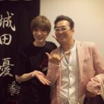Yu Shirota Instagram - お客様シリーズ⑦ たける! 彼が来ると、謎にとてつもなく緊張するから、いつも”予告なく来てくれ”とお願いしていて、それを実行してくれるのだけど、何故か毎回幕間でわかってしまうっていう笑 屈託のない笑顔での率直な感想、嬉しかったよ☺︎ . ぽえ! 相変わらず”独特の感性”は 現在で「ポール登り凄かったね!」って。いや、そこ!?笑 ぽえらしくてほっこりしました☺︎ . 旬くん!やっっっと観に来てもらえた!!笑 なんだかんだいつとタイミング合わず観に来てもらえてなかったから、とってもテンション上がったけど、この日はアメリカから演出家もいらしてて、あたしの緊張度はmaxでした🤷‍♂️笑 . チーム”わたおじ” じゅんき、JP、はなちゃん、なつこ!! みんなで一緒に来てくれて嬉しかったぁ!あのわちゃわちゃ感が恋しいなぁ。せっかくなら、はなちゃんにイケメン風ショット撮って貰って、JPのモノマネをストーリーに上げて、じゅんきとスマブラして、なつこに壁ドンしとけばよかった🕺笑 みんなありがとあ☺︎ . ラブバグスー!! なとむしゃんとけんた!! 2人ともめちゃんこ褒めてくれて嬉しかった。こうやって普段会えない仲間と少しの時間だけど、心を通わすことが出来るから、舞台っていいよねー☺︎ バタバタで2人の近況聞くの忘れてしまった、、またすぐね!! なつかしのバグスポーズで🕺 . からのーこらっこ!同じくバグスで初ミュージカルを踏んだ、大切な仲間。ちびすけよ、いつも心配してくれてありがとうな。おおらっこは強いから、そんな簡単には倒れんさ!'笑 ありがとう☺︎ . 小関裕太くん!! 挨拶程度しかしたことなかったんだけど、とっても良い子だって評判しか聞いたことない彼は、やはりとても真っ直ぐで、純粋で、ちょっと天然？なのかな？笑 とっても可愛い好青年でした☺︎ またゆっくりね!! . 今拓哉さん!! “テイクフライト”でご一緒して、とても良く可愛がってくれてました。幸村吉也さんと、兄の純と4人で呑んだのもう何年前かな？また是非行きましょう!! . みゆちゃん! “ファントム”でご一緒したソプラノがすんごい方。でも小柄だから”コドモ”ってあだ名をつけた記憶。私、頭悪いですね笑 又々”ファントム”でお世話になります!! よろしくね☺︎ . 伊藤さん! ライザップのトレーナーさん!最近行けてないけど、彼のトレーニングは緩すぎず、キツ過ぎず、丁度良い塩梅です笑 トレーニングの話より、美味しいご飯屋さんに関しての情報交換の方が圧倒的に多いかな笑 . . あ、最近「痩せた痩せた」と良く言われますが、まず、役作りですし、今はちゃんと食べてますし、ご覧の通り、実は筋肉あるので、皆さまご心配なく!! ピピン 終わるまでは倒れるわけにはいかない🕺 今日は2回公演!! みんなよろしくね。 #ピピン #佐藤健 さん #古市憲寿 さん #小栗旬 さん #戸塚純貴 さん #JP さん #はなちゃん #なつこ #蘭寿とむ さん #猪塚健太 さん #大原櫻子 さん #小関裕太 さん #今拓哉 さん #彩橋みや さん #ライザップ伊藤 さん #お客様シリーズ