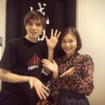 Yu Shirota Instagram - お客様シリーズ⑦ たける! 彼が来ると、謎にとてつもなく緊張するから、いつも”予告なく来てくれ”とお願いしていて、それを実行してくれるのだけど、何故か毎回幕間でわかってしまうっていう笑 屈託のない笑顔での率直な感想、嬉しかったよ☺︎ . ぽえ! 相変わらず”独特の感性”は 現在で「ポール登り凄かったね!」って。いや、そこ!?笑 ぽえらしくてほっこりしました☺︎ . 旬くん!やっっっと観に来てもらえた!!笑 なんだかんだいつとタイミング合わず観に来てもらえてなかったから、とってもテンション上がったけど、この日はアメリカから演出家もいらしてて、あたしの緊張度はmaxでした🤷‍♂️笑 . チーム”わたおじ” じゅんき、JP、はなちゃん、なつこ!! みんなで一緒に来てくれて嬉しかったぁ!あのわちゃわちゃ感が恋しいなぁ。せっかくなら、はなちゃんにイケメン風ショット撮って貰って、JPのモノマネをストーリーに上げて、じゅんきとスマブラして、なつこに壁ドンしとけばよかった🕺笑 みんなありがとあ☺︎ . ラブバグスー!! なとむしゃんとけんた!! 2人ともめちゃんこ褒めてくれて嬉しかった。こうやって普段会えない仲間と少しの時間だけど、心を通わすことが出来るから、舞台っていいよねー☺︎ バタバタで2人の近況聞くの忘れてしまった、、またすぐね!! なつかしのバグスポーズで🕺 . からのーこらっこ!同じくバグスで初ミュージカルを踏んだ、大切な仲間。ちびすけよ、いつも心配してくれてありがとうな。おおらっこは強いから、そんな簡単には倒れんさ!'笑 ありがとう☺︎ . 小関裕太くん!! 挨拶程度しかしたことなかったんだけど、とっても良い子だって評判しか聞いたことない彼は、やはりとても真っ直ぐで、純粋で、ちょっと天然？なのかな？笑 とっても可愛い好青年でした☺︎ またゆっくりね!! . 今拓哉さん!! “テイクフライト”でご一緒して、とても良く可愛がってくれてました。幸村吉也さんと、兄の純と4人で呑んだのもう何年前かな？また是非行きましょう!! . みゆちゃん! “ファントム”でご一緒したソプラノがすんごい方。でも小柄だから”コドモ”ってあだ名をつけた記憶。私、頭悪いですね笑 又々”ファントム”でお世話になります!! よろしくね☺︎ . 伊藤さん! ライザップのトレーナーさん!最近行けてないけど、彼のトレーニングは緩すぎず、キツ過ぎず、丁度良い塩梅です笑 トレーニングの話より、美味しいご飯屋さんに関しての情報交換の方が圧倒的に多いかな笑 . . あ、最近「痩せた痩せた」と良く言われますが、まず、役作りですし、今はちゃんと食べてますし、ご覧の通り、実は筋肉あるので、皆さまご心配なく!! ピピン 終わるまでは倒れるわけにはいかない🕺 今日は2回公演!! みんなよろしくね。 #ピピン #佐藤健 さん #古市憲寿 さん #小栗旬 さん #戸塚純貴 さん #JP さん #はなちゃん #なつこ #蘭寿とむ さん #猪塚健太 さん #大原櫻子 さん #小関裕太 さん #今拓哉 さん #彩橋みや さん #ライザップ伊藤 さん #お客様シリーズ