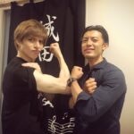 Yu Shirota Instagram - お客様シリーズ⑦ たける! 彼が来ると、謎にとてつもなく緊張するから、いつも”予告なく来てくれ”とお願いしていて、それを実行してくれるのだけど、何故か毎回幕間でわかってしまうっていう笑 屈託のない笑顔での率直な感想、嬉しかったよ☺︎ . ぽえ! 相変わらず”独特の感性”は 現在で「ポール登り凄かったね!」って。いや、そこ!?笑 ぽえらしくてほっこりしました☺︎ . 旬くん!やっっっと観に来てもらえた!!笑 なんだかんだいつとタイミング合わず観に来てもらえてなかったから、とってもテンション上がったけど、この日はアメリカから演出家もいらしてて、あたしの緊張度はmaxでした🤷‍♂️笑 . チーム”わたおじ” じゅんき、JP、はなちゃん、なつこ!! みんなで一緒に来てくれて嬉しかったぁ!あのわちゃわちゃ感が恋しいなぁ。せっかくなら、はなちゃんにイケメン風ショット撮って貰って、JPのモノマネをストーリーに上げて、じゅんきとスマブラして、なつこに壁ドンしとけばよかった🕺笑 みんなありがとあ☺︎ . ラブバグスー!! なとむしゃんとけんた!! 2人ともめちゃんこ褒めてくれて嬉しかった。こうやって普段会えない仲間と少しの時間だけど、心を通わすことが出来るから、舞台っていいよねー☺︎ バタバタで2人の近況聞くの忘れてしまった、、またすぐね!! なつかしのバグスポーズで🕺 . からのーこらっこ!同じくバグスで初ミュージカルを踏んだ、大切な仲間。ちびすけよ、いつも心配してくれてありがとうな。おおらっこは強いから、そんな簡単には倒れんさ!'笑 ありがとう☺︎ . 小関裕太くん!! 挨拶程度しかしたことなかったんだけど、とっても良い子だって評判しか聞いたことない彼は、やはりとても真っ直ぐで、純粋で、ちょっと天然？なのかな？笑 とっても可愛い好青年でした☺︎ またゆっくりね!! . 今拓哉さん!! “テイクフライト”でご一緒して、とても良く可愛がってくれてました。幸村吉也さんと、兄の純と4人で呑んだのもう何年前かな？また是非行きましょう!! . みゆちゃん! “ファントム”でご一緒したソプラノがすんごい方。でも小柄だから”コドモ”ってあだ名をつけた記憶。私、頭悪いですね笑 又々”ファントム”でお世話になります!! よろしくね☺︎ . 伊藤さん! ライザップのトレーナーさん!最近行けてないけど、彼のトレーニングは緩すぎず、キツ過ぎず、丁度良い塩梅です笑 トレーニングの話より、美味しいご飯屋さんに関しての情報交換の方が圧倒的に多いかな笑 . . あ、最近「痩せた痩せた」と良く言われますが、まず、役作りですし、今はちゃんと食べてますし、ご覧の通り、実は筋肉あるので、皆さまご心配なく!! ピピン 終わるまでは倒れるわけにはいかない🕺 今日は2回公演!! みんなよろしくね。 #ピピン #佐藤健 さん #古市憲寿 さん #小栗旬 さん #戸塚純貴 さん #JP さん #はなちゃん #なつこ #蘭寿とむ さん #猪塚健太 さん #大原櫻子 さん #小関裕太 さん #今拓哉 さん #彩橋みや さん #ライザップ伊藤 さん #お客様シリーズ