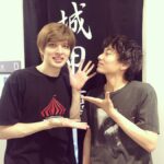Yu Shirota Instagram - お客様シリーズ③ ちなみに今更ですが、大分時差があります。笑 ネス!遂にこの男もミュージカルの世界へ!!10代の頃から共に切磋琢磨して今がある、とても感慨深い仲。と勝手に思っている笑 “ピーターパン”楽しみや!! 藤田俊太郎さん!そんなネスの初ミュージカル”ピーターパン”を演出されるお方。いつも色々観に来て下さって有難い限り。”ジャージーボーイズ”が拝見出来なかったのがすんごく悔しい.. 近々必ずご一緒しましょうぞ!! 秋人!!舞台で大活躍中のうちの期待の若手!と思ったらもう28歳だった!笑 若いね!紀伊国屋でやった”光より前に”はめちゃ泣かされたなぁ。いつか一緒にやろうね! 恒松ちゃん!!一昨年の”源氏物語”でご一緒したんだけど、実はめちゃミュージカル好きということを最近知った笑 そんな彼女が遂にデビューする”ドンジュアン”とっても楽しみ☺︎ 笠井さん!もしかしたら今まで出た作品全部観てくれてるんじゃないかってくらい、いつもありがとうございます!!毎回素敵な言葉で感想をお話して下さり、本当に嬉しい限りです!! 五大さん!!ファントムでご一緒した時のオーベロン役がたまらなく好きで、日替わりのメイクが毎日の公演の楽しみの一つでした。会えばいつでもめちゃめちゃ元気もらえるHappyな方!谷内雪さんと来て下さいました! そして姉のマリア!全部で4回も観に来てくれる姉バカ?って言うのかな?笑 彼Mariaの渾身の「ブラボー!!」が毎回ステージまで飛んできてほっこりします笑 この日は仲良しの五十鈴ココちゃん、當間里美さんと来てくれました☺︎ #ピピン #NESMITH さん #藤田俊太郎 さん #宮崎秋人 さん #恒松祐里 さん #笠井信輔 さん #五大輝一 さん #谷内雪 さん #maria #五十鈴ココ さん #當間里美 さん #お客様シリーズ