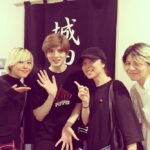 Yu Shirota Instagram - お客様シリーズ③ ちなみに今更ですが、大分時差があります。笑 ネス!遂にこの男もミュージカルの世界へ!!10代の頃から共に切磋琢磨して今がある、とても感慨深い仲。と勝手に思っている笑 “ピーターパン”楽しみや!! 藤田俊太郎さん!そんなネスの初ミュージカル”ピーターパン”を演出されるお方。いつも色々観に来て下さって有難い限り。”ジャージーボーイズ”が拝見出来なかったのがすんごく悔しい.. 近々必ずご一緒しましょうぞ!! 秋人!!舞台で大活躍中のうちの期待の若手!と思ったらもう28歳だった!笑 若いね!紀伊国屋でやった”光より前に”はめちゃ泣かされたなぁ。いつか一緒にやろうね! 恒松ちゃん!!一昨年の”源氏物語”でご一緒したんだけど、実はめちゃミュージカル好きということを最近知った笑 そんな彼女が遂にデビューする”ドンジュアン”とっても楽しみ☺︎ 笠井さん!もしかしたら今まで出た作品全部観てくれてるんじゃないかってくらい、いつもありがとうございます!!毎回素敵な言葉で感想をお話して下さり、本当に嬉しい限りです!! 五大さん!!ファントムでご一緒した時のオーベロン役がたまらなく好きで、日替わりのメイクが毎日の公演の楽しみの一つでした。会えばいつでもめちゃめちゃ元気もらえるHappyな方!谷内雪さんと来て下さいました! そして姉のマリア!全部で4回も観に来てくれる姉バカ?って言うのかな?笑 彼Mariaの渾身の「ブラボー!!」が毎回ステージまで飛んできてほっこりします笑 この日は仲良しの五十鈴ココちゃん、當間里美さんと来てくれました☺︎ #ピピン #NESMITH さん #藤田俊太郎 さん #宮崎秋人 さん #恒松祐里 さん #笠井信輔 さん #五大輝一 さん #谷内雪 さん #maria #五十鈴ココ さん #當間里美 さん #お客様シリーズ