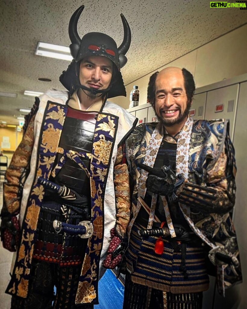 Yu Shirota Instagram - 「どうする家康」 かつて鬼武蔵と恐れられた、森長可役 で、14年ぶりに大河ドラマに出演させていただきました。 「天地人」の頃ご一緒していたスタッフの方も多く、昔話がたくさんできて幸せでした☺︎ しっかし、やはり大河ドラマは緊張しますね、、終始ガチガチでした笑 そしてそして！！ 同じく14年ぶりの共演となった佐藤隆太さんとの貴重な一枚。 ルーキーズの頃はいつも一緒にふざけてくれたり、相談に乗ってくれたり、ずっと頼りっぱなしでしたが、、 今回も本当にたくさん助けていただきました。 大きな愛と優しさを持った大好きな先輩です。 撮影の最終日は、男気じゃんけんで見事隆太さんが勝ち、コーヒーをごちそうになりました☺︎笑 ムロさんや徳重聡さんとの写真やお話も、またどこかでUPします！ #大河ドラマ #どうする家康 #佐藤隆太 さん #城田優 #また１４年後あたりに