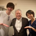 Yu Shirota Instagram – 色々と奇跡の激レア写真です💁‍♂️

昨日、お隣のAホールにて「ディズニー・ブロードウェイ・ヒッツ feat.アラン・メンケン 」を観てきました。

もうね、感無量でした。
(たぶん私5000人の中で1番叫んでましたが笑)

小さい頃からずーっと聴いてきた大好きな楽曲の数々を、ご本人の演奏で、当時のエピソードを添えながら歌いまくる。

なんと至福の時間、、、

あれが観られただけでももうとんでもなく幸せだったのですが、、

2部ではBWから来てくださったミラクル豪華なゲストシンガー達と、素晴らしいオーケストラによる圧巻のパフォーマンス。

人間って感動を超えると笑っちゃうんですよね笑

もうずっと笑ってました笑

本当に素晴らしい音楽の数々でした。

そして！！
満を持して大我の登場。
隣に座っていたなっちゃんと思わず目を合わせてしまうほどこちらも緊張しましたが、、(あの時の僕らは完全に兄と姉の気持ちでした笑)

とても堂々とした大我の勇姿。

自分も4Starsで経験しているけど、あれだけのメンツの中に入って歌うのは、本当に、もう本当に尋常じゃないプレッシャーだったと思います。

しかしそんなこと一切感じさせず、本当に素敵な歌声を響かせてくれました。

最後の高音がバチっと決まった時は、あたしゃもう大興奮で、今日1番の「フー！！！！」が出ました笑

個人的に、これからの大我のミュージカル界での活躍を楽しみにしている1人なので、このコンサートでの経験は、まだまだ伸び代だらけの彼にとって、本当に大きな糧になるだろうと勝手に感慨深く観ておりました。

ということで、時代が違えば決して観ることの出来ない貴重な写真をどうぞ！笑

そして！！

まさかのアラン大先生とも😭

ファントムの作曲家、モーリーイェストンさんともとても仲が良いようで、気さくに話してくださいました。モーリーもそうですが、アランメンケンさんも、はちゃめちゃに素敵なお方でした。

さあ、このコンサートを通していただいたエネルギーを糧に、明日からも「ファントム」頑張ります。

ありがとう、アランメンケン。

ありがとう、そしておめでとう京本大我。