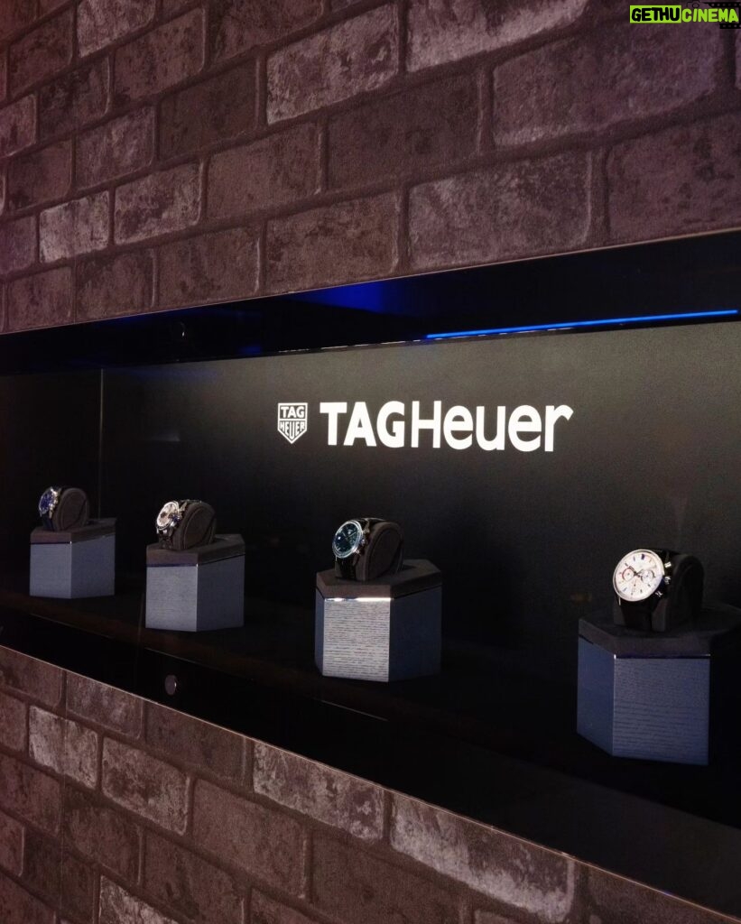 Yu Yamada Instagram - 六本木ヒルズにて19日(日)まで開催の TAG HEUER CARRERA CAFEへ行ってきました！ ブルーの会場は視覚で、 カクテルなどのスペシャルメニューは味覚で、 コレクションの世界観を体験できます♡ ポルシェ911の60周年を祝ってデザインされた コラボモデルを着用させていただきました✨ 秒針が60秒に向けて帳尻が合うように減速する 世界初のクラノグラフ秒針は実際に見てほしい！ 新感覚の時計でした⌚️ @tagheuer #PR #CarreraCafe #TAGHeuerCarrera #TAGHeuer #タグホイヤー