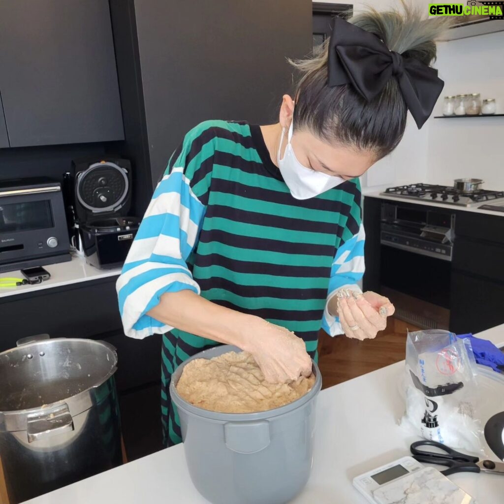 Yu Yamada Instagram - 念願のお味噌作り♡♡♡ 先生に色々教わりながら お味噌作り！！ おいしくなーれ♡と愛情込めて。 半年後に出来あがるとのこと！！ とても楽しみです！ 忘れないようにしなきゃ(笑) @megumi_mikimoto お誘いありがとう！！ @ryokotanami.idea 久し振りに会えて凄い嬉しかった♡ 来年のお味噌作りは家族で作るのも良いかも✨と思いましたとさ。 #お味噌 #味噌作り