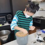 Yu Yamada Instagram – 念願のお味噌作り♡♡♡

先生に色々教わりながら
お味噌作り！！

おいしくなーれ♡と愛情込めて。

半年後に出来あがるとのこと！！
とても楽しみです！

忘れないようにしなきゃ(笑)

@megumi_mikimoto
お誘いありがとう！！
@ryokotanami.idea 
久し振りに会えて凄い嬉しかった♡

来年のお味噌作りは家族で作るのも良いかも✨と思いましたとさ。

#お味噌 
#味噌作り