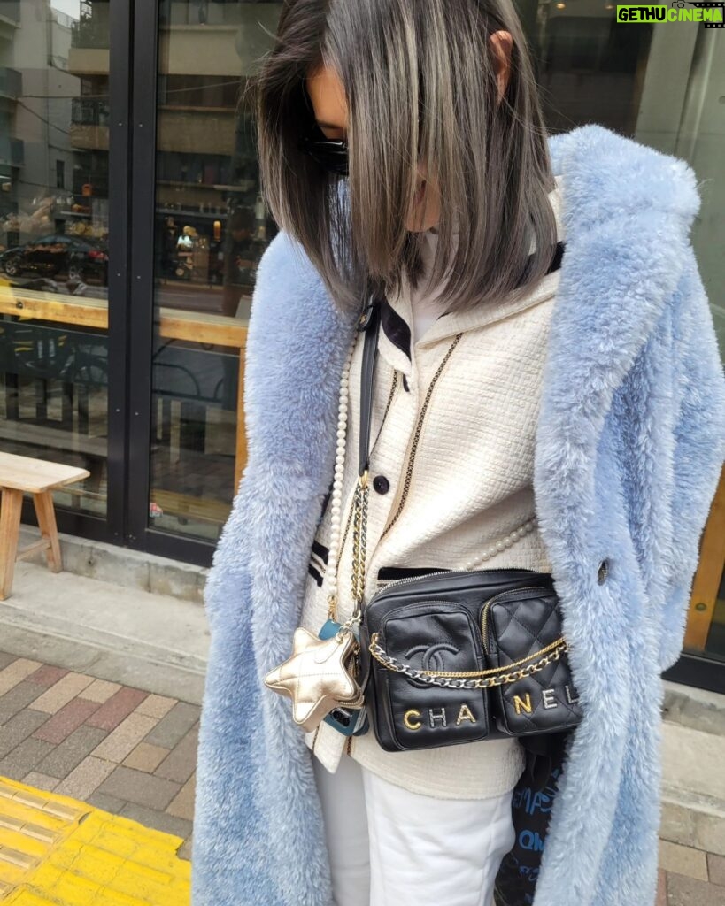 Yu Yamada Instagram - まだ少し寒いのでもこもこを♡ 今のうちに温かいアウターいっぱい着なきゃ！！！ 髪の毛トリートメントしてもらったのでサラサラです！ #coat @emporioarmani #jacket @coel.official #pants @coel.official とコラボさせてもらったやーつ❗まだまだ大活躍 #bag @chanelofficial