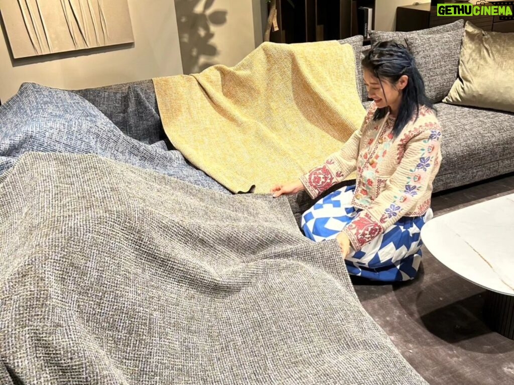 Yu Yamada Instagram - BoConcept青山店で リビングの家具を揃えさせていただきました!! 事前に間取りを伝えておくと その場で3Dデータで作成したレイアウトが見れて 具体的に想像できるのが最高によかったです♡♡♡ 最近セレクトした家具が届いたので紹介しまーす！ リラックスできる空間の中にも ソファの素材で少し遊びを ラグの柄と色にもアクセントを入れてみました✨ 大きいソファでゆったりできる これからの日々が楽しみーーー！！ @boconcept_jp #boconcept #ボーコンセプト #ad