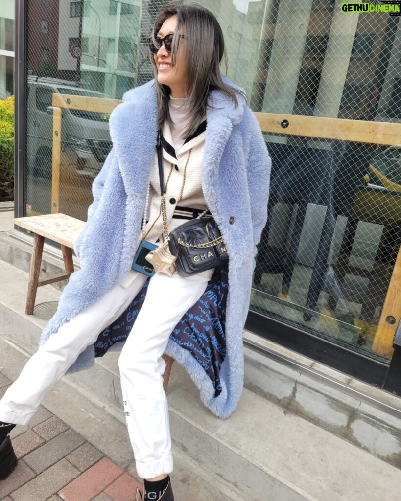 Yu Yamada Instagram - まだ少し寒いのでもこもこを♡ 今のうちに温かいアウターいっぱい着なきゃ！！！ 髪の毛トリートメントしてもらったのでサラサラです！ #coat @emporioarmani #jacket @coel.official #pants @coel.official とコラボさせてもらったやーつ❗まだまだ大活躍 #bag @chanelofficial