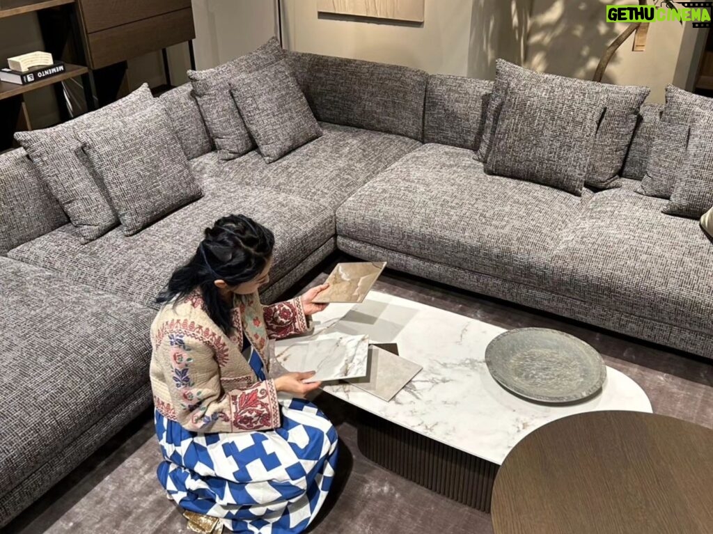 Yu Yamada Instagram - BoConcept青山店で リビングの家具を揃えさせていただきました!! 事前に間取りを伝えておくと その場で3Dデータで作成したレイアウトが見れて 具体的に想像できるのが最高によかったです♡♡♡ 最近セレクトした家具が届いたので紹介しまーす！ リラックスできる空間の中にも ソファの素材で少し遊びを ラグの柄と色にもアクセントを入れてみました✨ 大きいソファでゆったりできる これからの日々が楽しみーーー！！ @boconcept_jp #boconcept #ボーコンセプト #ad