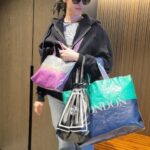 Yu Yamada Instagram – いつかの公園に行ったときのコーデ!!!

2つのバッグとシューズバッグも持って。。
この日もとにかく荷物が多いな(爆)

#tops SAAKIN
#inner @cosstores_jp
#pants @levis
#shoes ＆ #cap @balenciaga
#sunglasses @alexandermcqueen
#bag @the_weekend_hotel