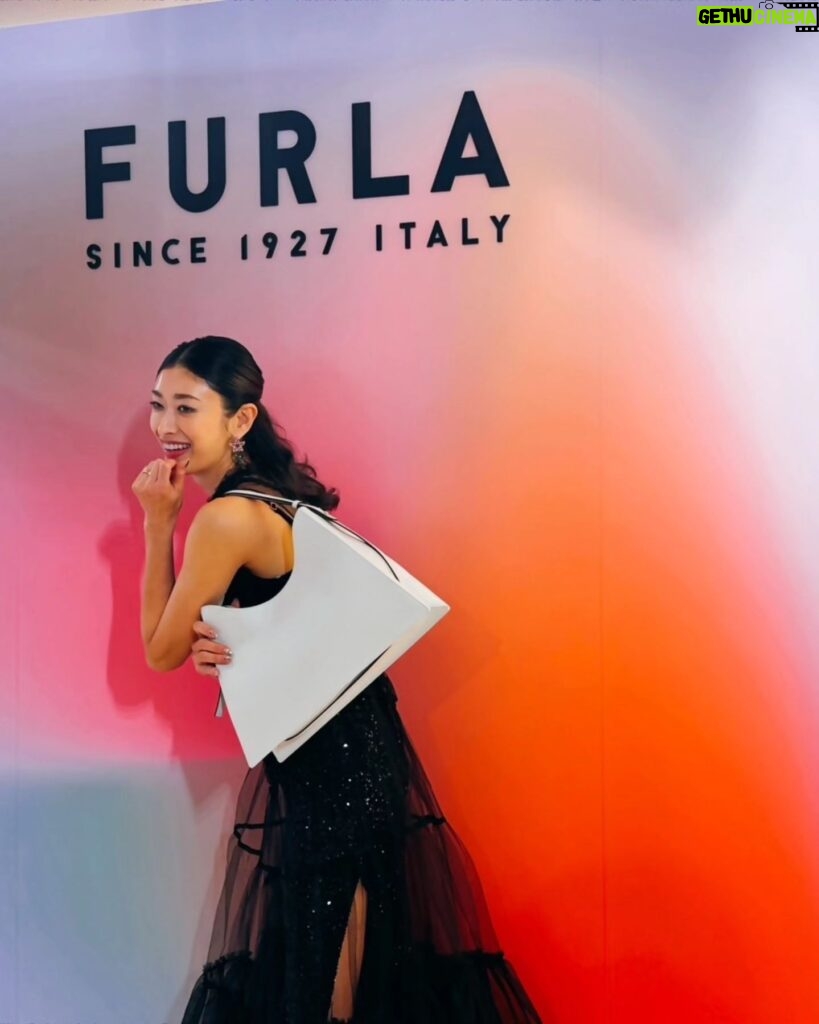 Yu Yamada Instagram - @furla の新作バッグ “FURLA NUVOLA(フルラ ヌヴォラ)”の ローンチイベントが行われた FURLA銀座店へ!! 軽いのに荷物が沢山入るのは 普段から荷物が多い私にとっては 最高です♡♡♡♡♡ ホーボーバッグ クロスボディバッグなど 色んな種類があるので 用途によって使い分けもできそう！ #FURLANUVOLA #FURLAGINZA #PR