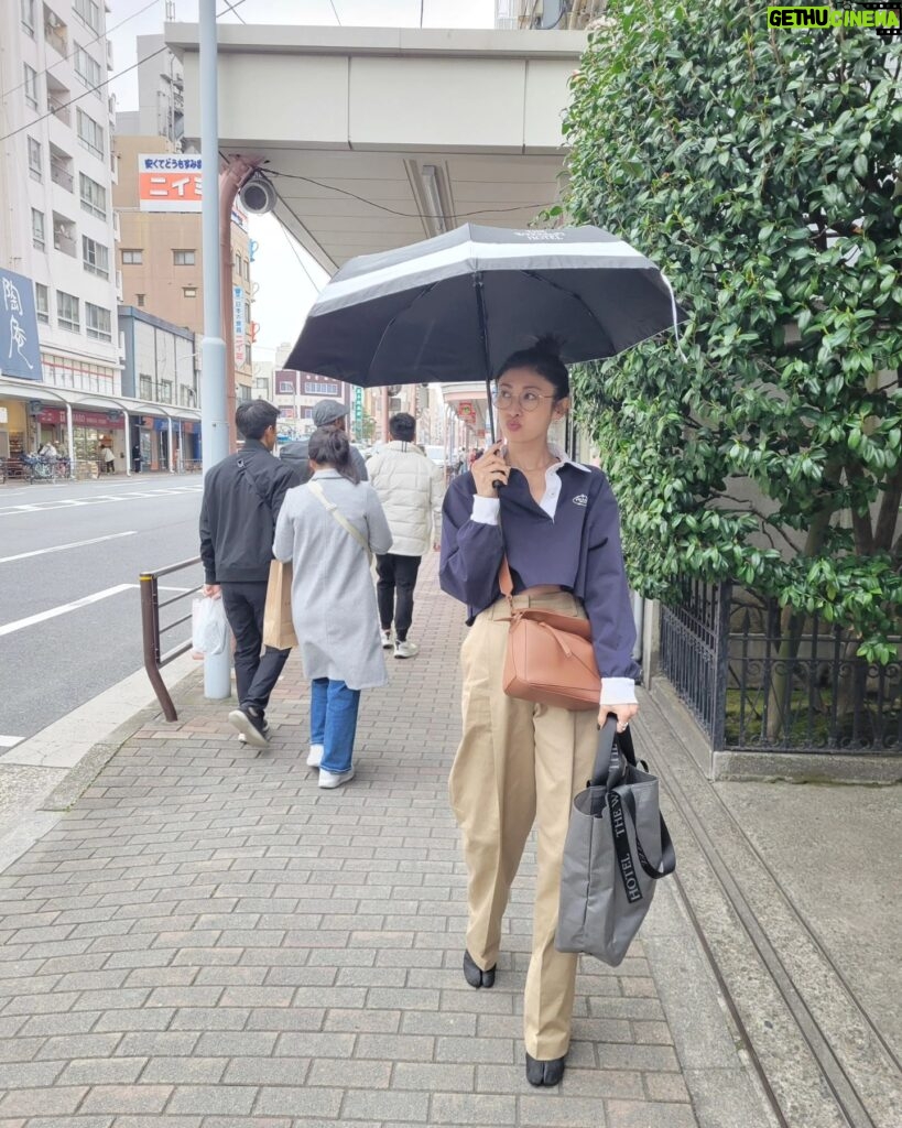 Yu Yamada Instagram - 食器を探しに合羽橋まで‼ 可愛いお皿やお茶碗に出会えたので 料理をするのが楽しみです♡♡ 急に暑くなったので 体調に気をつけて GWを楽しんでくださーい！ 最近は日傘で日焼け対策はじめました☂️ #tops #pants @prada #sunglasses @owndays_jp #shoes @maisonmargiela #bag @loewe #bag #foldingparasol #raincoat @the_weekend_hotel