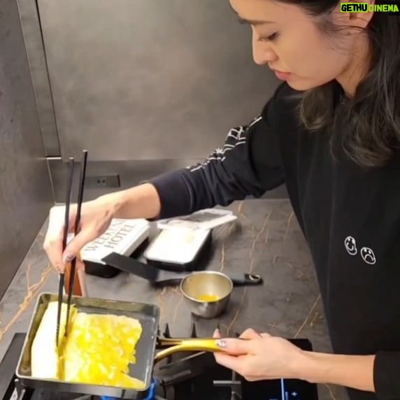 Yu Yamada Instagram - たまには、お弁当作りの様子を撮ってみました！ 卵焼きが上手にできたので見てください(笑) お弁当を作られてる全ての方へ”お疲れ様です!!” ついでに私もお疲れ様です😆 もうそろそろで新年度になりますが 用意はできてますか？？ 私はまだ色々と買い足さないと。。 このお弁当箱は早めに新調しちゃいました♡ お弁当用の保冷バッグもお揃いのものを用意しました✨ #何度か登場しているお弁当箱と #新たに揃えたお弁当用の保冷バッグは @the_weekend_hotel #ヨンヨンのCOELとコラボしたトップス♡ @coel.official #フライパンはほぼこれで揃えている #安心安全なフライパン @originalgreenpan.jp #包丁はよく切れる @kyocerakitchen_japan