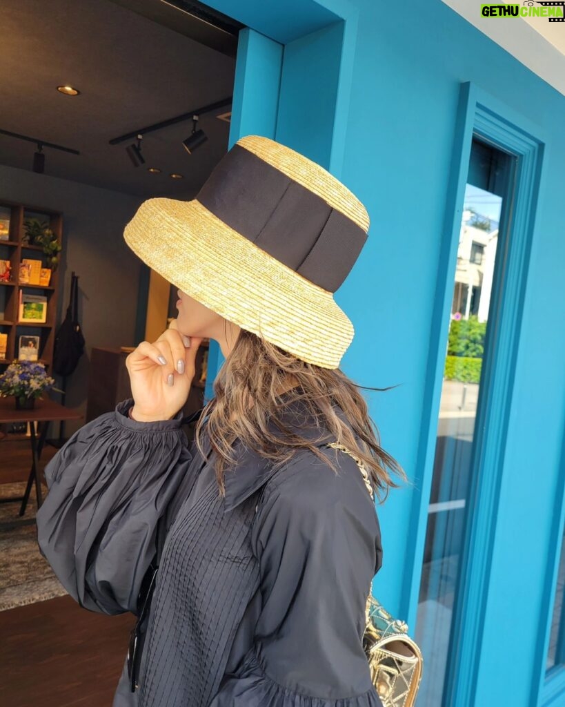Yu Yamada Instagram - 仕事終わりに @shintaro.y が 見つけてくれた 映えそうなお店の前でパシャリ📷️(爆) ワンピース @jilsander ブーツ @hermes バッグ @chanelofficial 麦わら帽子 @the_weekend_hotel