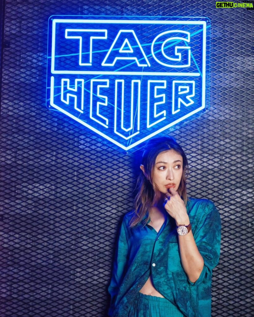 Yu Yamada Instagram - 六本木ヒルズにて19日(日)まで開催の TAG HEUER CARRERA CAFEへ行ってきました！ ブルーの会場は視覚で、 カクテルなどのスペシャルメニューは味覚で、 コレクションの世界観を体験できます♡ ポルシェ911の60周年を祝ってデザインされた コラボモデルを着用させていただきました✨ 秒針が60秒に向けて帳尻が合うように減速する 世界初のクラノグラフ秒針は実際に見てほしい！ 新感覚の時計でした⌚️ @tagheuer #PR #CarreraCafe #TAGHeuerCarrera #TAGHeuer #タグホイヤー