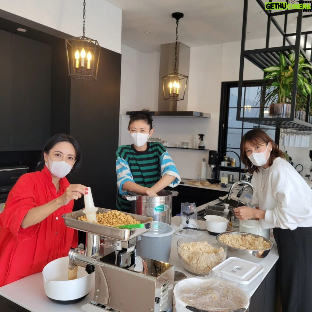 Yu Yamada Instagram - 念願のお味噌作り♡♡♡ 先生に色々教わりながら お味噌作り！！ おいしくなーれ♡と愛情込めて。 半年後に出来あがるとのこと！！ とても楽しみです！ 忘れないようにしなきゃ(笑) @megumi_mikimoto お誘いありがとう！！ @ryokotanami.idea 久し振りに会えて凄い嬉しかった♡ 来年のお味噌作りは家族で作るのも良いかも✨と思いましたとさ。 #お味噌 #味噌作り