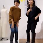 Yuka Itaya Instagram – むっちゃ楽しそうや。
遥、来た。ブーツ似合うやん。いつもありがとう😊
展示会、本日最終日‼️
楽しく朗らかに！