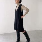Yuka Itaya Instagram – 今年の冬は、ロングブーツを作りましたよー！
大人のための美しいシルエット
かつ、動きやすく、軽いブーツ！
長く歩ける、というのが自慢です笑
雨の日も履けるの。

11月半ば、発売予定です。冬支度、仲間入り、少しお待ちを。
@sinmedenim 

定番タートルネックと、今季のＶネックワンピースと合わせて。