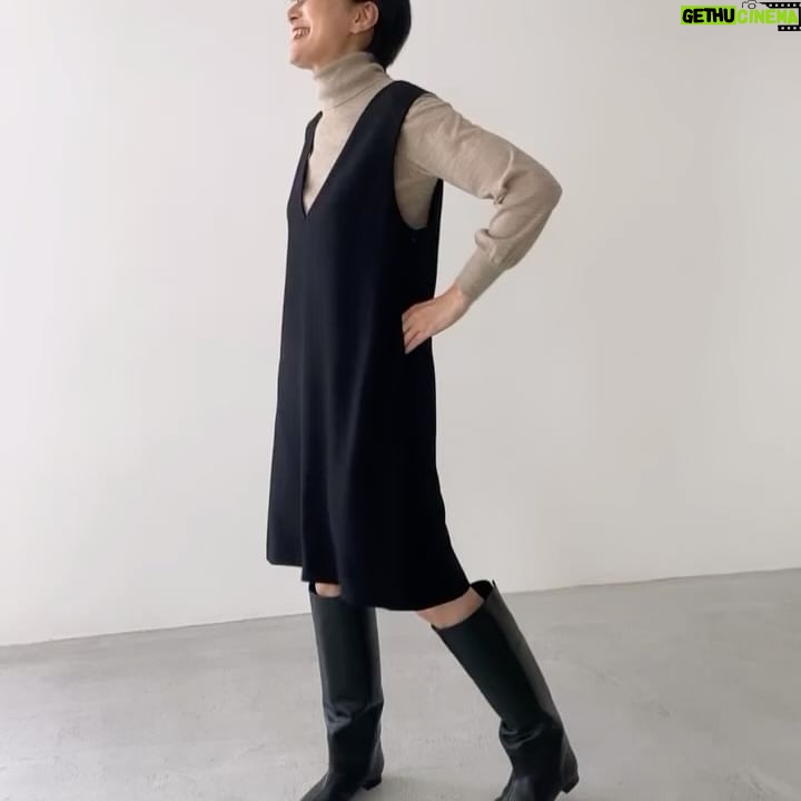 Yuka Itaya Instagram - 今年の冬は、ロングブーツを作りましたよー！ 大人のための美しいシルエット かつ、動きやすく、軽いブーツ！ 長く歩ける、というのが自慢です笑 雨の日も履けるの。 11月半ば、発売予定です。冬支度、仲間入り、少しお待ちを。 @sinmedenim 定番タートルネックと、今季のＶネックワンピースと合わせて。