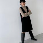 Yuka Itaya Instagram – 今年の冬は、ロングブーツを作りましたよー！
大人のための美しいシルエット
かつ、動きやすく、軽いブーツ！
長く歩ける、というのが自慢です笑
雨の日も履けるの。

11月半ば、発売予定です。冬支度、仲間入り、少しお待ちを。
@sinmedenim 

定番タートルネックと、今季のＶネックワンピースと合わせて。