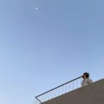 Yuka Itaya Instagram – AM5時半。
行ってらっしゃいをしてくれた次男と朝の月。
早朝からロケが続きます。
ここで負けるわけにはいかん。ふんぬっ！
ハードな毎日だけど、楽しい。楽しくてしょうがない。
撮影の終わりがどんどん近づく　@blackfamilia_ytvdrama 
寂しいよ。