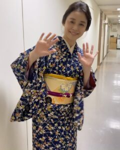 Yuka Itaya Instagram - スタジオで会いました。 地団駄踏んで、会いたかったんだよー！！由夏ちゃんに！ って言ってます。 たぶん。 はるちゃんってお母さんらしいよ。かわいいお母さんだった。 今度会う時は楽屋で美味しいもん、食べようぜ。