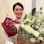 Yuka Itaya Instagram - 今日、いよいよ最終回です。 @blackfamilia_ytvdrama 数ヶ月、大事に大事に想い続けた作品が 旅立ってしまう。感無量ってこのことかな。 たくさんのスタッフさんたちに支えて頂きました。 出演者のみなさんにも、感謝しかありません。 そして、観てくださった方々がいたからこそ みんなで頑張れたんだと思います。 本当にありがとうございました‼️ 寂しいな。 ２枚目はプロデューサー陣みなで一葉のホクロをつけた写真。 なんだかよくわからないけど、愛しいです。 あ！最終回、すっごい展開が待ってるから！ 最後まで見逃さないでね！