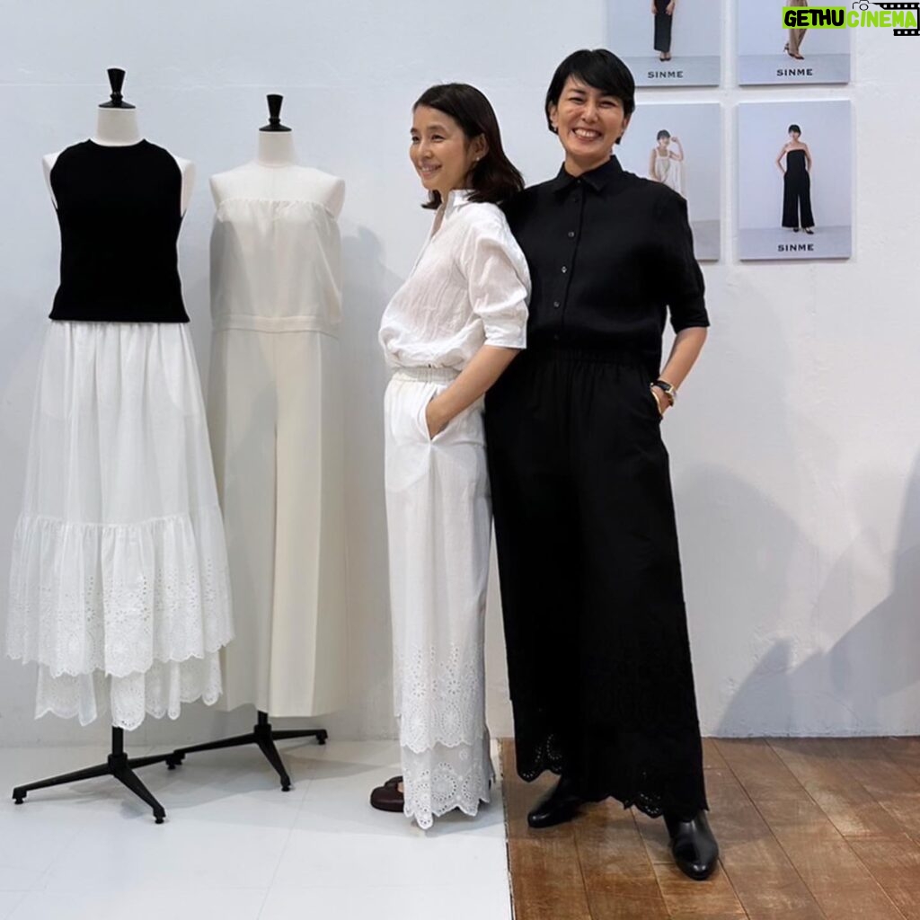 Yuka Itaya Instagram - 展示会初日、ゆり子　@yuriyuri1003 登場！ 久しぶりにゆっくりと、お喋りしながら たくさんSINME の服を着てくれた。 作る側にとって、展示会は独特の緊張感があるけど 新しい洋服たちが、着る人によって生き生きしだすと 本当に嬉しい。 そのワクワクは、アドレナリンが、どびゅーです。 ロングブーツも似合ってた。 冬にたくさん履いてね。