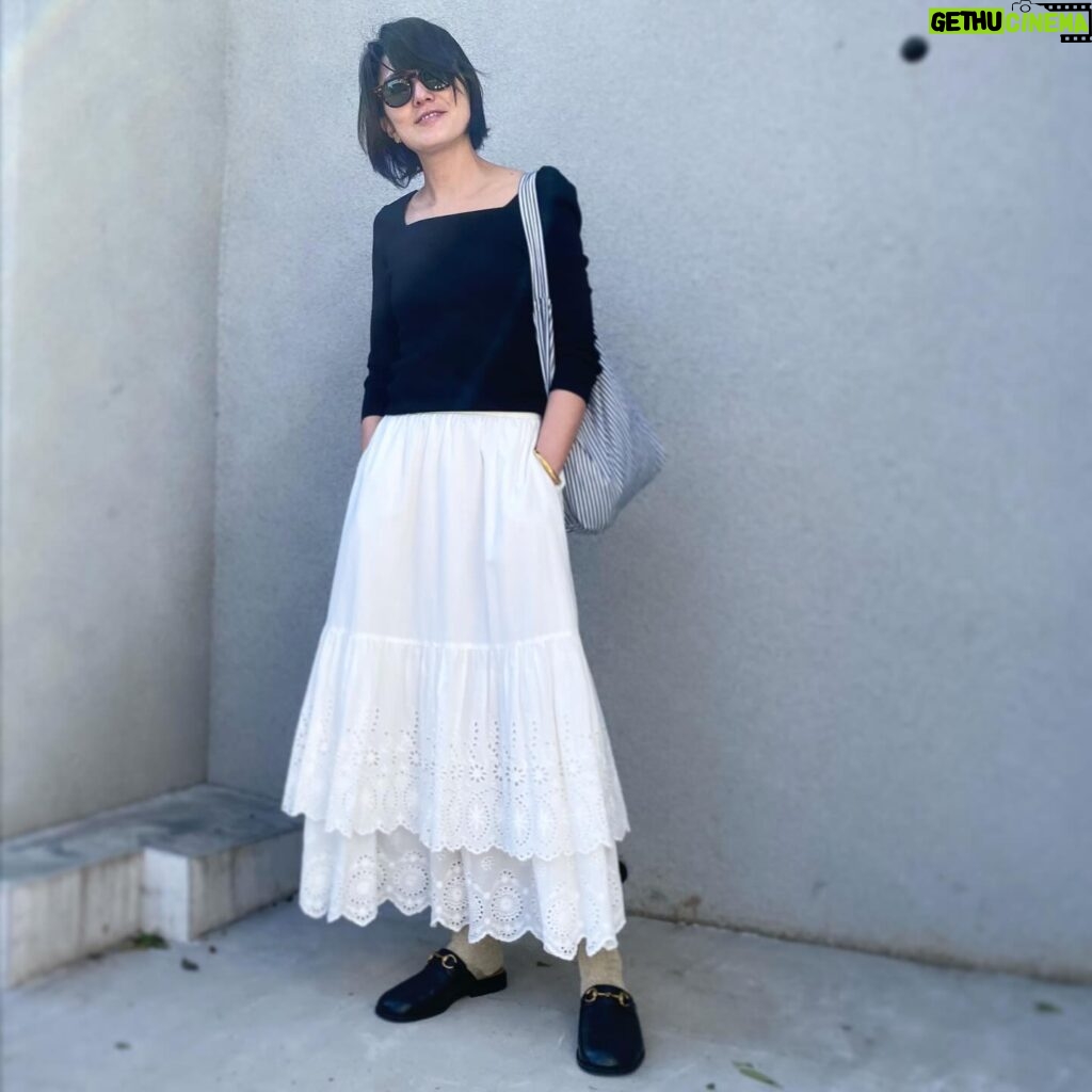 Yuka Itaya Instagram - 大人の女のための 甘すぎない白いコットンレーススカートが欲しくて SINME @sinmedenim で作りました。 ヴィンテージ好きとして なかなか好きなタイプができたかなと。 あえて違うタイプのレースを重ねています。 透け感の表情が出ていいかんじ。 切り替えも子供ぽくならない位置で。 ウエストは後ろにゴムを。これ、助かるやつです。 詩史さんみたいな真っ白コーデもいいし 冬はセーターに、ブーツでもいい。 今日はスクエアニットを合わせました。 同じ形の黒スカート、それとパンツもあるよ。 それはまた次回にでもお見せしますねーーーー