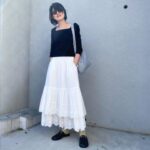 Yuka Itaya Instagram – 大人の女のための
甘すぎない白いコットンレーススカートが欲しくて
SINME  @sinmedenim で作りました。
ヴィンテージ好きとして
なかなか好きなタイプができたかなと。
あえて違うタイプのレースを重ねています。
透け感の表情が出ていいかんじ。
切り替えも子供ぽくならない位置で。
ウエストは後ろにゴムを。これ、助かるやつです。

詩史さんみたいな真っ白コーデもいいし
冬はセーターに、ブーツでもいい。
今日はスクエアニットを合わせました。

同じ形の黒スカート、それとパンツもあるよ。
それはまた次回にでもお見せしますねーーーー
