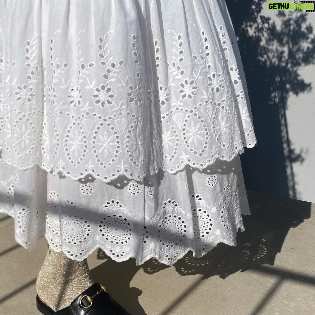 Yuka Itaya Instagram - 大人の女のための 甘すぎない白いコットンレーススカートが欲しくて SINME @sinmedenim で作りました。 ヴィンテージ好きとして なかなか好きなタイプができたかなと。 あえて違うタイプのレースを重ねています。 透け感の表情が出ていいかんじ。 切り替えも子供ぽくならない位置で。 ウエストは後ろにゴムを。これ、助かるやつです。 詩史さんみたいな真っ白コーデもいいし 冬はセーターに、ブーツでもいい。 今日はスクエアニットを合わせました。 同じ形の黒スカート、それとパンツもあるよ。 それはまた次回にでもお見せしますねーーーー