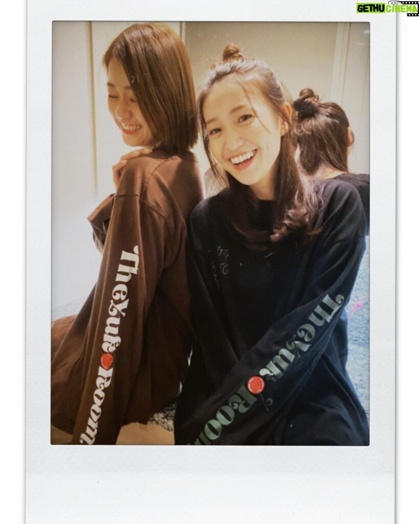 Yuko Oshima Instagram - YUKO OSHIMAオフィシャルサイト グッズ第二弾❕ 受注販売受付ちゅう🧚🏼‍♀️ 私の着用はブラックのXLサイズです🦨 今回もyoを模したチェリーロゴ入ってます🍒 友達と、家族と色違いで着てもかわいい🥺