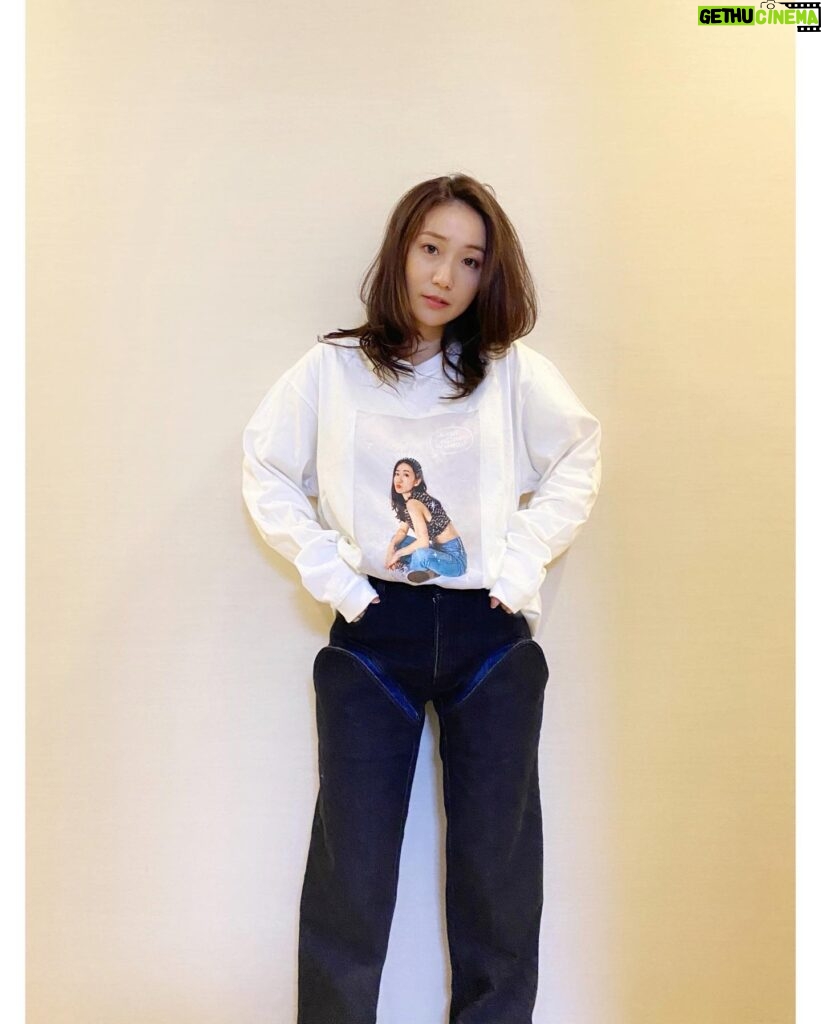 Yuko Oshima Instagram - YUKO OSHIMAオフィシャルサイトのグッズ第二弾❕ 受注販売受付ちゅう🍒 今回はフォト入りのロンTがあります🌈✨ 厚手なので、一枚でもしっかり着れちゃう 参考までに、私が着用してるのはLサイズです💜 フォトにイラストが書いてあるの これだと遠目でわからないから ぜひ手元で見て欲しいわ かわいいの🥺 今回は @mei.oh___ が手掛けてくれました💋 #自分で自分のフォトTを着るのは #勇気がいるから #みんなが着てくれますように😂