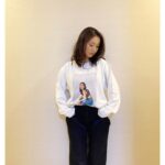 Yuko Oshima Instagram – YUKO OSHIMAオフィシャルサイトのグッズ第二弾❕
受注販売受付ちゅう🍒

今回はフォト入りのロンTがあります🌈✨
厚手なので、一枚でもしっかり着れちゃう
参考までに、私が着用してるのはLサイズです💜

フォトにイラストが書いてあるの
これだと遠目でわからないから
ぜひ手元で見て欲しいわ
かわいいの🥺
今回は @mei.oh___  が手掛けてくれました💋

#自分で自分のフォトTを着るのは
#勇気がいるから
#みんなが着てくれますように😂