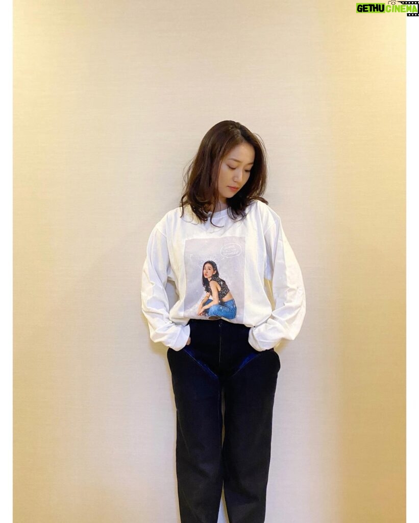 Yuko Oshima Instagram - YUKO OSHIMAオフィシャルサイトのグッズ第二弾❕ 受注販売受付ちゅう🍒 今回はフォト入りのロンTがあります🌈✨ 厚手なので、一枚でもしっかり着れちゃう 参考までに、私が着用してるのはLサイズです💜 フォトにイラストが書いてあるの これだと遠目でわからないから ぜひ手元で見て欲しいわ かわいいの🥺 今回は @mei.oh___ が手掛けてくれました💋 #自分で自分のフォトTを着るのは #勇気がいるから #みんなが着てくれますように😂