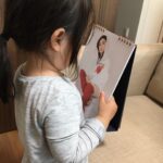 Yuko Oshima Instagram – カレンダーのオフショットです
それと、わたしの姪っ子ちゃん。
カレンダーとの距離近すぎ😂好きなのはわかるが

Off shot of calendar shooting📸and my niece likes the pic❤️
But too cloooossse😂

https://sp.o-yuko.jp