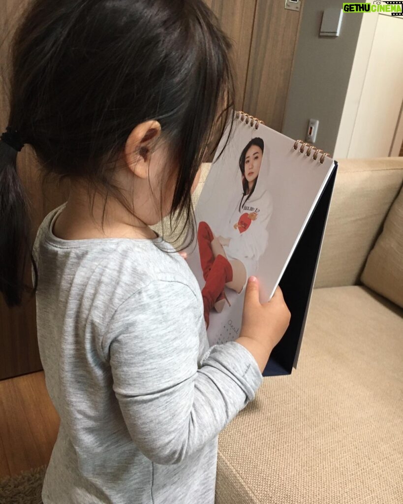 Yuko Oshima Instagram - カレンダーのオフショットです それと、わたしの姪っ子ちゃん。 カレンダーとの距離近すぎ😂好きなのはわかるが Off shot of calendar shooting📸and my niece likes the pic❤️ But too cloooossse😂 https://sp.o-yuko.jp