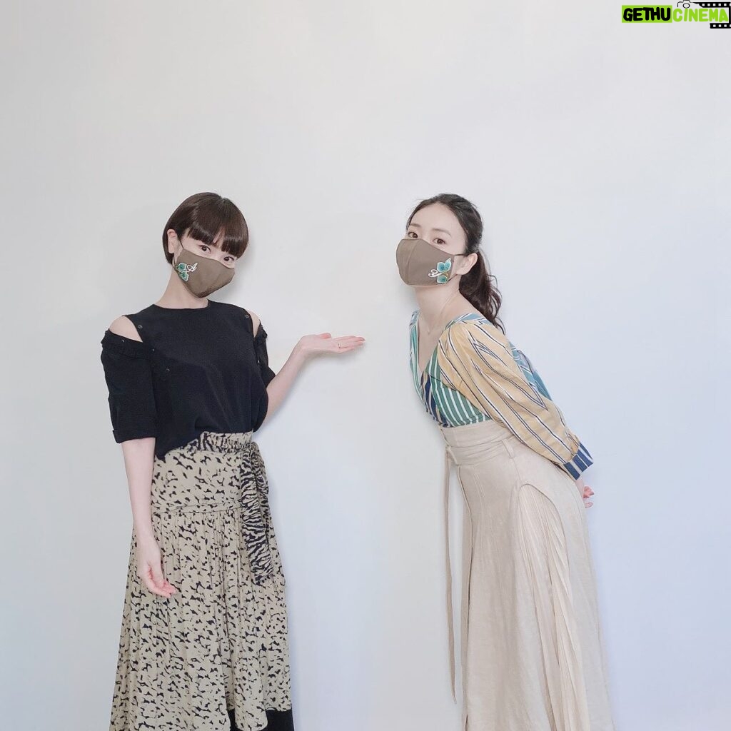 Yuko Oshima Instagram - Culture Room by Asami Kiyokawa at YouTube は ご覧になっていただきましたか?? 明日もまた対談している様子がアップされるようなのでお楽しみに💟 3月ぐらいに撮影をさせていただき その時にこのマスクをプレゼントしていただきました😳🎁 あーちゃんの手作り✨ この日の服にまさかのマッチ📍 そして、さすが、仕事が早い インスタライブも計画してますので待っててね〜 #cultureroom #清川あさみ