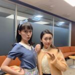 Yuko Oshima Instagram – こんな喜美子は貴重だ！
ってことで
全然撮影の出番がまだだったけど
急いで階段を駆け下りて
麗しいミッコーと
写真撮ってもらいました📸

可愛すぎ。
🤦🏻‍♀️ #スカーレット
#ミッコー誕生
