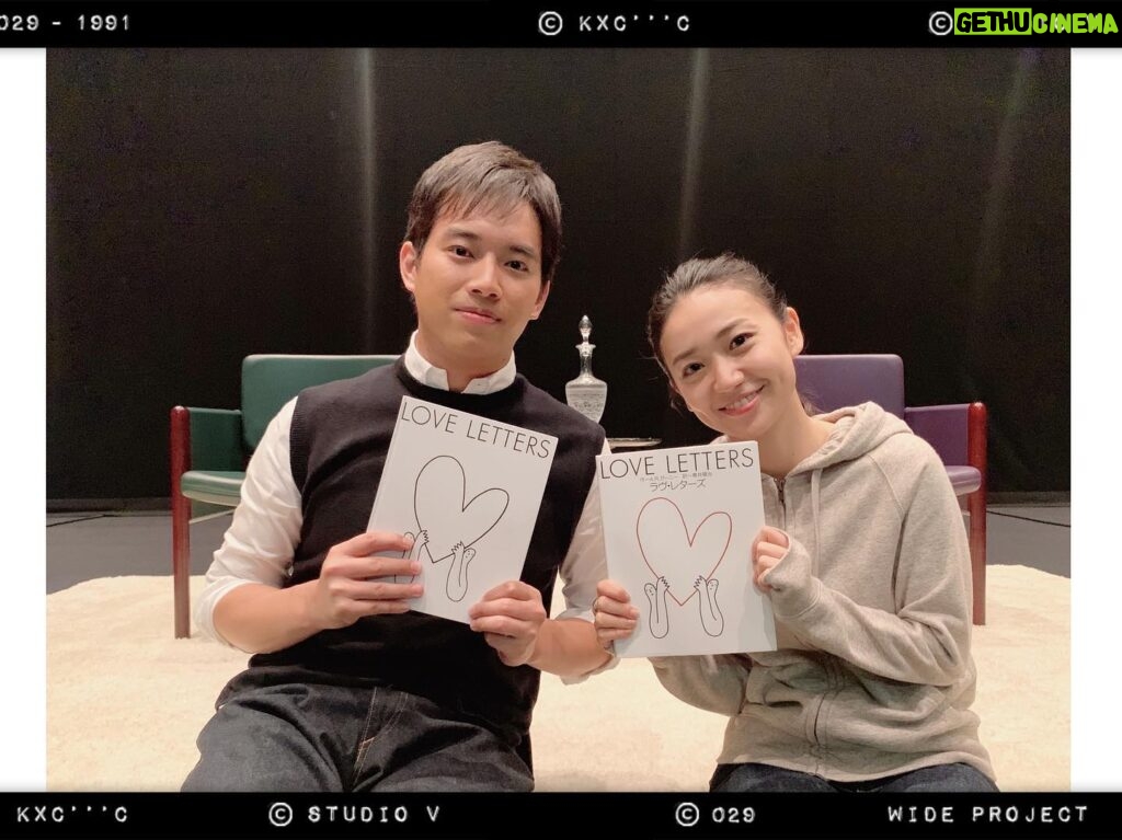 Yuko Oshima Instagram - 本日は新国立劇場にて PARCO劇場「LOVE LETTERS」 で三浦貴大さんと 朗読劇をやらせていただきました！！ 一組の男女が織りなす 手紙で綴った二人の人生 8歳〜55歳まで 書き続けたラヴレターたちが 二人の生活や、想い、関係を表し 手紙によって繋がっている とても切なく愛しいお話で 最後は自然と涙してしまいました 初めての朗読劇 すっっっごく緊張したけど とても楽しかったです！！ やっぱり芝居とも舞台とも違うものなんだな〜と。 またできたらいいなっっっ #LOVELETTERS #parco劇場 #朗読劇 #三浦貴大