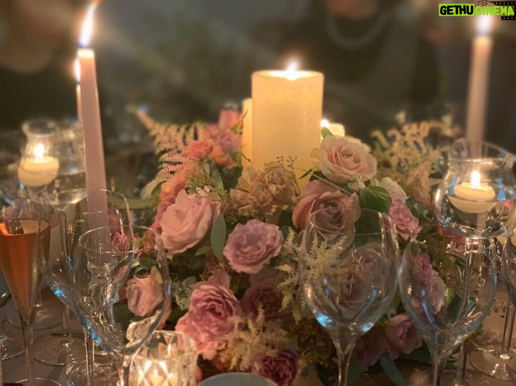 Yuko Oshima Instagram - 10/22 麻里ちゃんのウェディングパーティーに招待していただきました💝💫✨ 旦那さんとはお会いしたことなかったんだけど、隣にいる麻里ちゃんがとても楽しそうで、心地よさそうだったので、きっと素敵な人なんだろうな〜と感じました🌷 改めまして、結婚おめでとうございます💟✨ そして、プチ同窓会のようなテーブル席は一気に昔に戻ったかのようにワイワイして すごく楽しい時間でした ともちんの相変わらずのハートのピュアさだったり 近くにはAKB時代にお世話になった衣装のしのぶとまつがいたり ウェディング何着てく〜？ こんなのどうかな〜？って私から送ったドレスの写真に 寄せてきたドレスで登場する愛らしい小嶋さんとか🤭❤️ 新しい命も健やかに育ち、出逢える日を楽しみにしてます🕊 麻里ちゃん、旦那さん 末永くお幸せに。。。💍✨