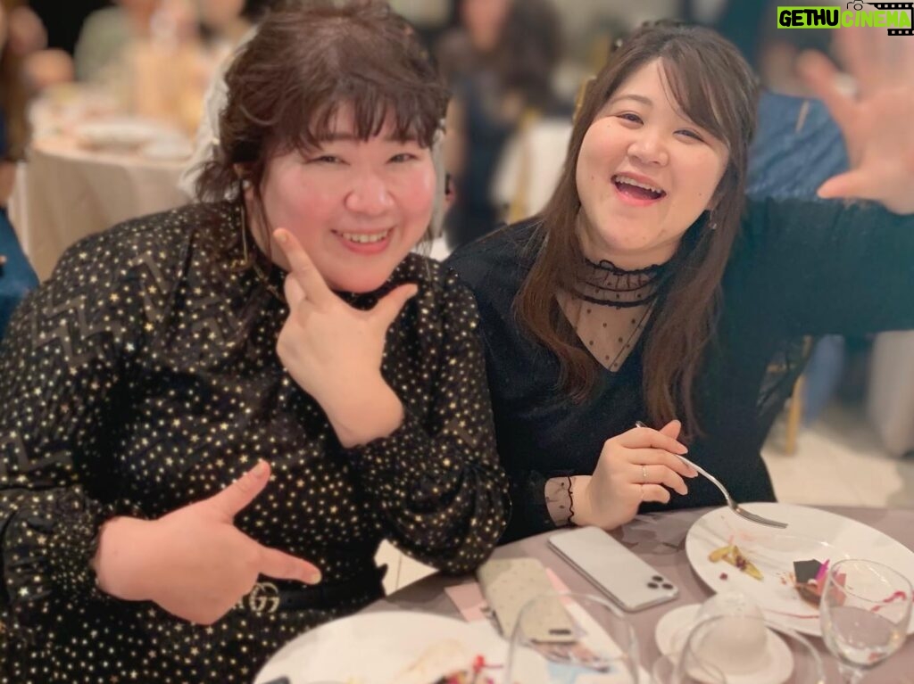Yuko Oshima Instagram - 10/22 麻里ちゃんのウェディングパーティーに招待していただきました💝💫✨ 旦那さんとはお会いしたことなかったんだけど、隣にいる麻里ちゃんがとても楽しそうで、心地よさそうだったので、きっと素敵な人なんだろうな〜と感じました🌷 改めまして、結婚おめでとうございます💟✨ そして、プチ同窓会のようなテーブル席は一気に昔に戻ったかのようにワイワイして すごく楽しい時間でした ともちんの相変わらずのハートのピュアさだったり 近くにはAKB時代にお世話になった衣装のしのぶとまつがいたり ウェディング何着てく〜？ こんなのどうかな〜？って私から送ったドレスの写真に 寄せてきたドレスで登場する愛らしい小嶋さんとか🤭❤️ 新しい命も健やかに育ち、出逢える日を楽しみにしてます🕊 麻里ちゃん、旦那さん 末永くお幸せに。。。💍✨