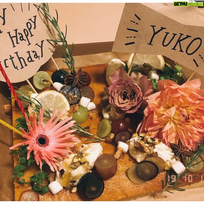 Yuko Oshima Instagram - 本日10/17で31歳になりました💫 大好きな人たちに囲まれながら誕生日を迎えることができて たくさんの人からお祝いメールもいただき、インスタでのお祝いコメントも目にしました💝 想いがいろいろな形で伝えられてきて、私は抱えきれないほどに心が幸せで、愛で溺れそうです😂✨ 31歳の自覚はまだありませんが この身体中に走る幸福感を忘れず、大切に包みながら ひとつひとつ進んでいきたいと思います🌻 おばあちゃんからの誕生日電話、私よりもおばあちゃんの方が嬉しそうだった😁 I turned 31 years old today. My friends congratulated me on my birthday as a countdown party! I’m super happy person🙏 My grandma called me for celebrating me Her voice sounded happier than me😁