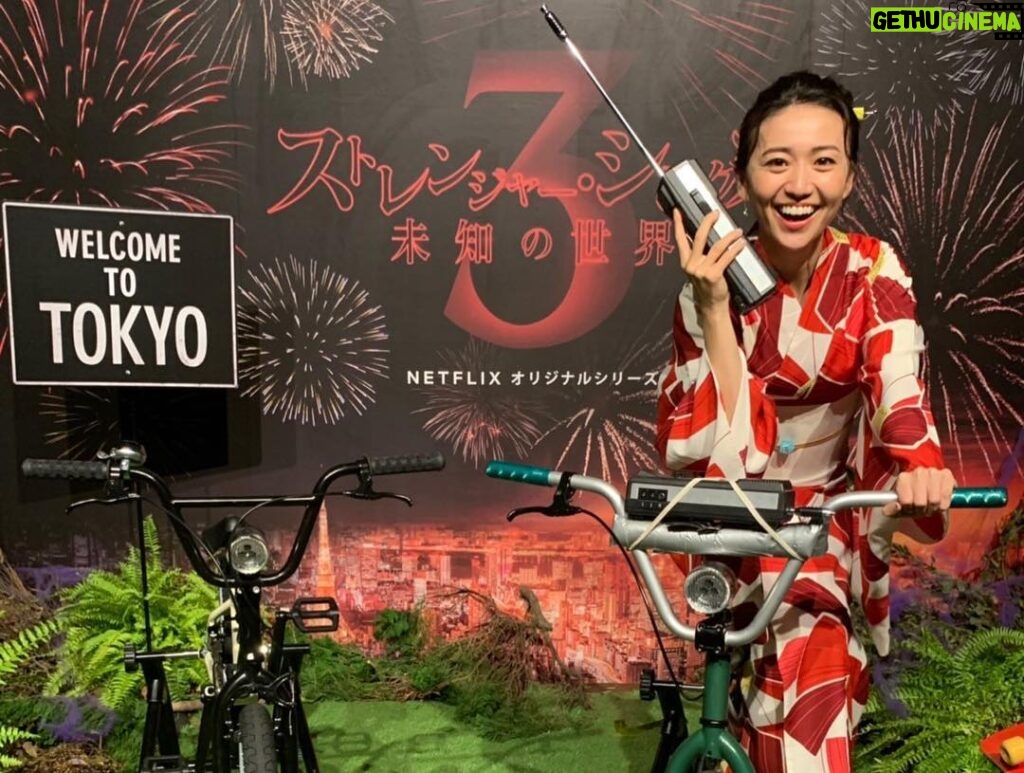 Yuko Oshima Instagram - 興奮が冷めやらないので連続投稿申し訳ない🙏 イベント会場は日本の夏祭り風🎇🇯🇵✨ 彼らに話を聞いたら、滞在はすごく短いとのこと。 こうして来てくれたキャストの皆さんに少しでも日本を味わっていただけたら嬉しいですね😊 そしてストレンジャーシングスファンのみなさんには、デモゴルゴンのキャンディやら、イレブンのお気に入りワッフルやら、STデザインの服が予約できたり、と屋台を楽しんでもらえたようで 私も楽しんじゃいました 『Code Red!!!』って言うしかない⛑ #strangerthingsseason3