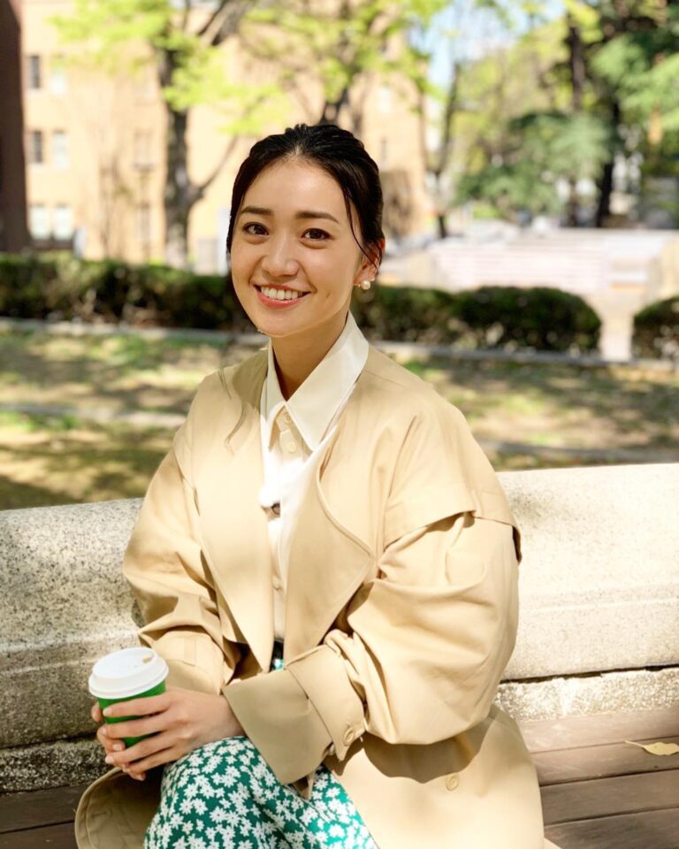 Yuko Oshima Instagram - 「“救世主”か”怪物”か 始動！AI進化論」 5月5日(日) 19時〜 BSテレ東で放送されます 人工知能を研究する大学教授、各企業に 取材してまいりました!! 進化していく世界中の技術と私たちの生活がどう関わってともに歩んでいくのか ヒントになる番組になっています🎀 ぜひ、ご覧ください #2枚目の写真は #もっとこっちに寄りなよって #メイクさんを引き寄せている #思いと裏腹な表情しちゃうAI優子です