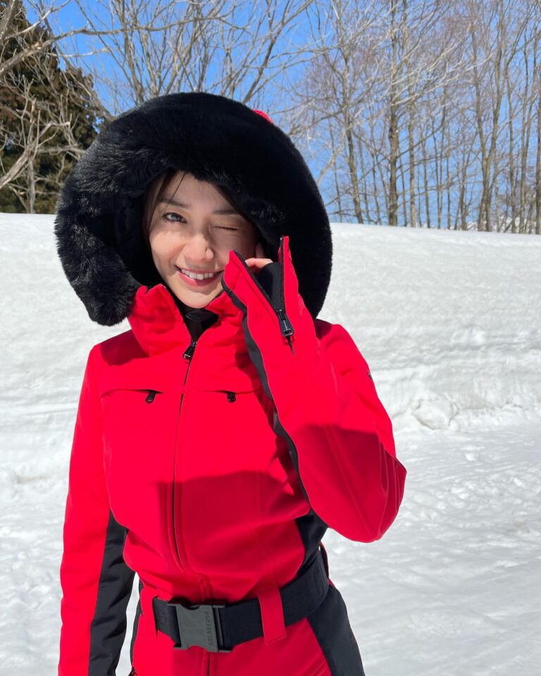 Yuko Oshima Instagram - 盛れてる自分の写真載せるわ🤍 真っ白の雪がレフ板になってくれて るの これがゲレンデマジックってやつね🏂 雪上アクションも見どころです😎✨ #七人の秘書 #絶賛公開中