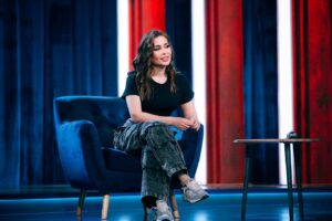 Yulia Mikhalkova-Matyukhina Instagram - Получила новый уникальный опыт на телеканале СТС. Под бурные аплодисменты зрителей и мои фирменные уральские шутки я управляла движениями людей, принимала на работу сотрудников, внушала мысли телеведущим. 

И всё это я делала в качестве гостьи первого выпуска нового сезона Шоу «Импровизаторы».

Смотрите на меня сегодня - 29 марта. 
В 23-00 на телеканале СТС.
Будет феерично!