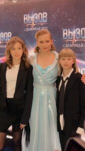 Yulia Peresild Instagram - Никаких итогов прошлого года я не подводила, да и не хочу. Просто хочу сказать спасибо всем, кто был со мной в этом году рядом. И поблагодарить пространство за то, что оно было ко мне благосклонно и давало силы. Спасибо моей Профессии - она дает возможность не сойти с ума и продолжать создавать. А не это ли высшее благо в эпоху разрушений. Спасибо моей семье @anka.peresild_ @peresild_masha @irina.peresild @s_vialtsev @mihailtroynik. Спасибо моей команде @n_algereeva @ipritulenko @o.margo.music @daria_timkina @lerche_julia - год валил нас с ног от усталости и количества информации, но мы продержались и очень красиво его завершили. Спасибо моему фонду «Галчонок» @galchonok_fond и моей команде и лично Лизе @elizaveta.muravkina, что создаете мир для особенных детей и их семей... Итогов нет. Есть путь. Ежедневный труд. И одно желание нести свет и любовь ❤️